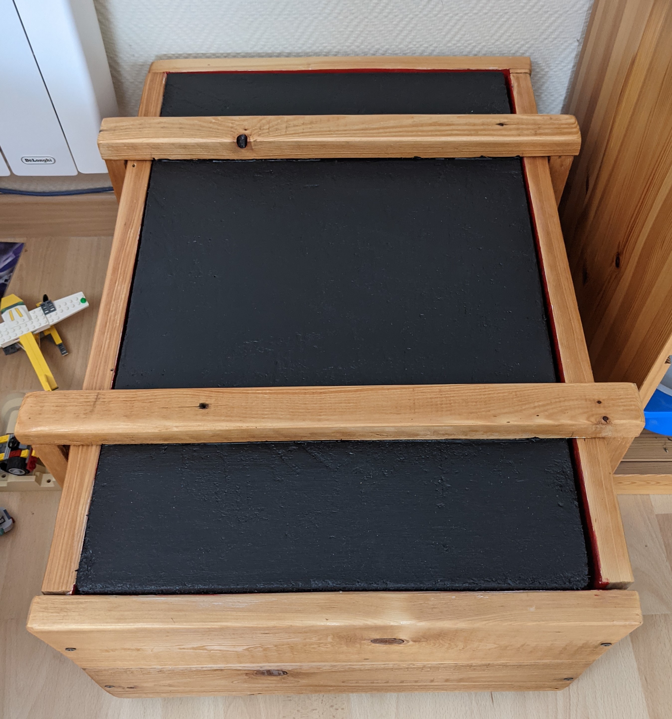 Picture of the outside of the crate