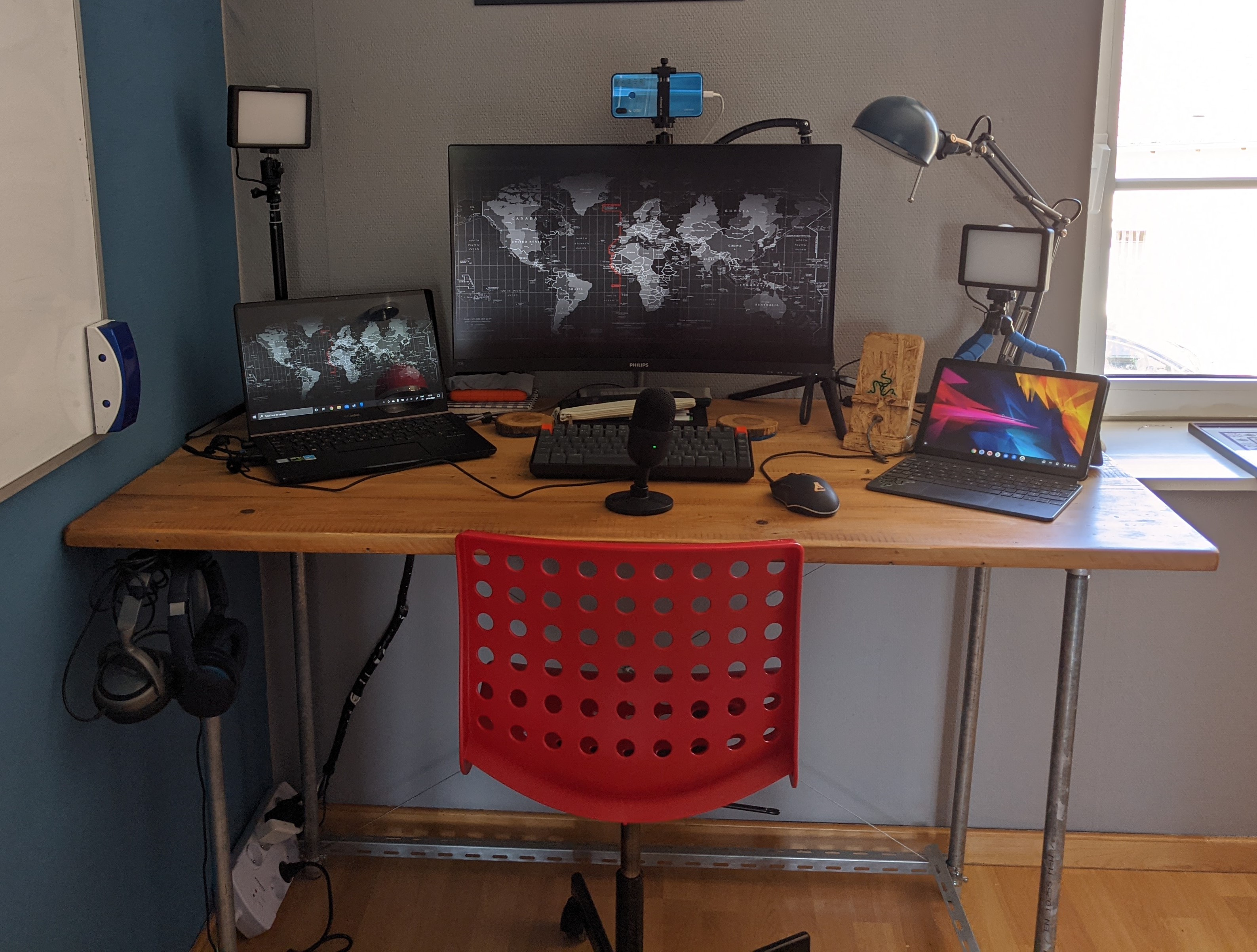 Picture of the desk in use